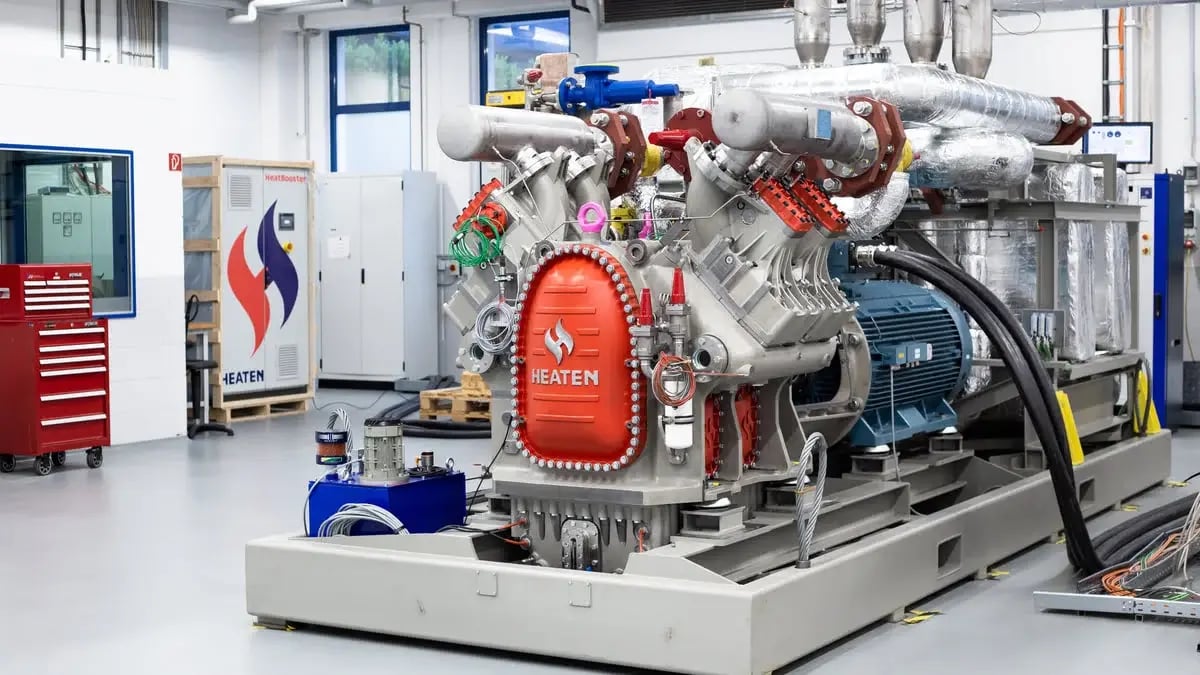 Detailaufnahme der Hochtemperatur-Wärmepumpen-Technik von HEATEN mit dem Kolbenkompressor, Leitungen und Ventilen.